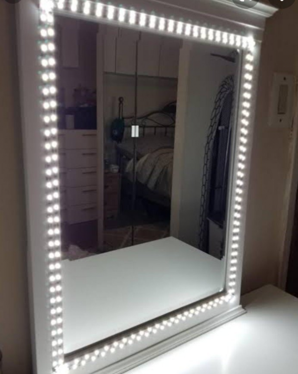 Meja Rias dengan Lampu Kaca LED